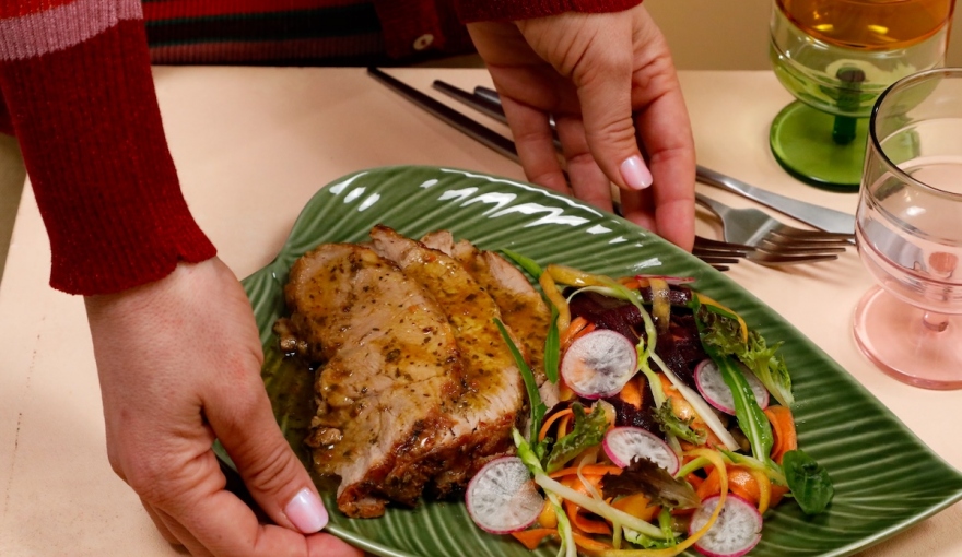 Arrosto di vitello con insalata di carote, ravanelli, puntarelle