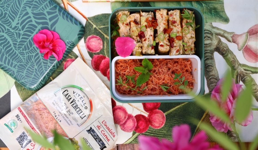 Bento box con gyeran mari al kimchi e sfilacci di vitello