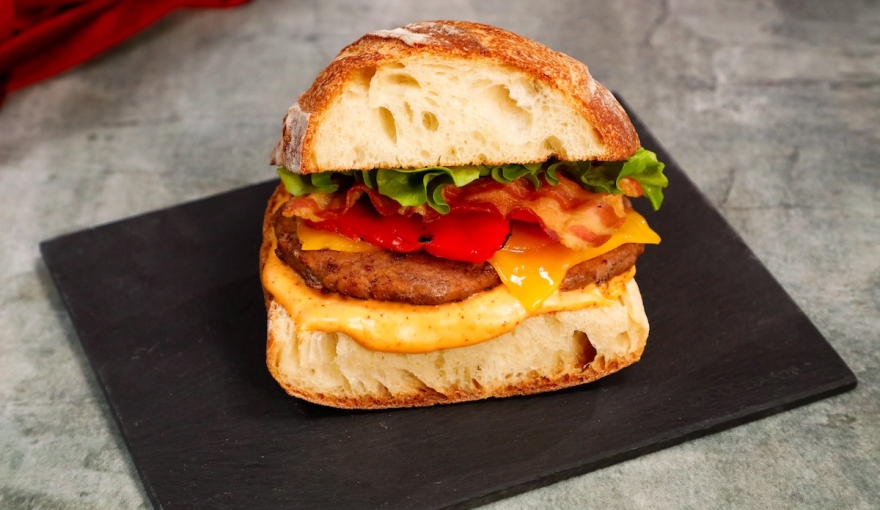 Ciabatta burger con salsa piccante