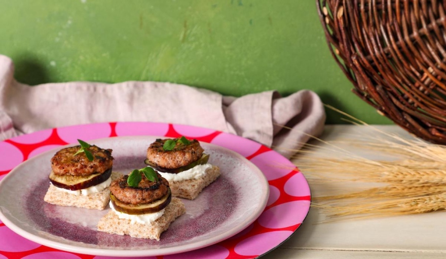 Crostini con mini hamburger di vitello e fichi