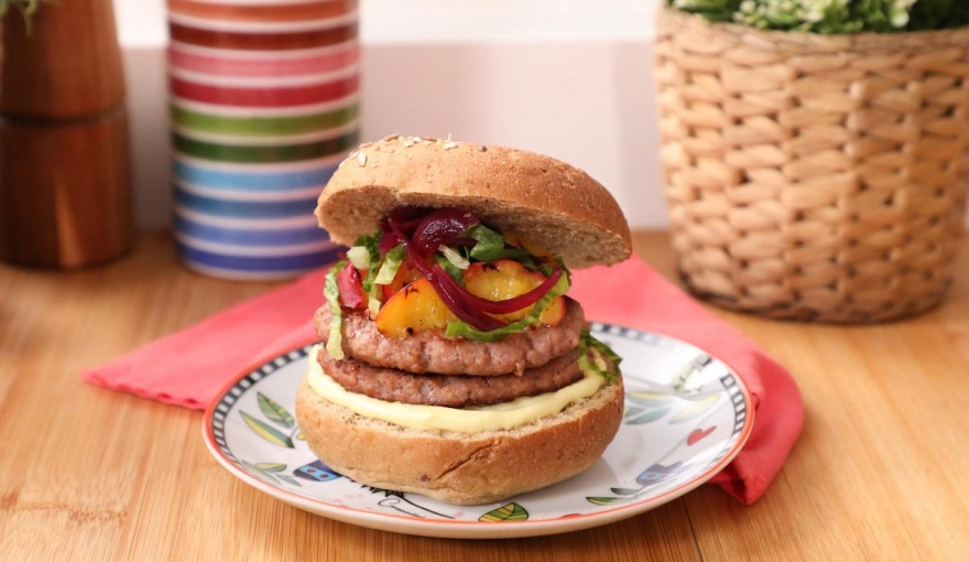 Hamburger con pesche grigliate e cipolla caramellata