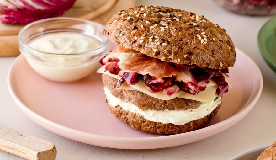 Hamburger di vitello con radicchio marinato, Asiago DOP e speck croccante