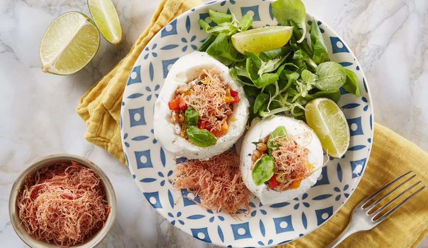 Mozzarelle ripiene di farro e verdura con insalata di carne