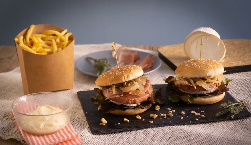 Hamburger di vitello con sauté di cipolle e bûche de chèvre