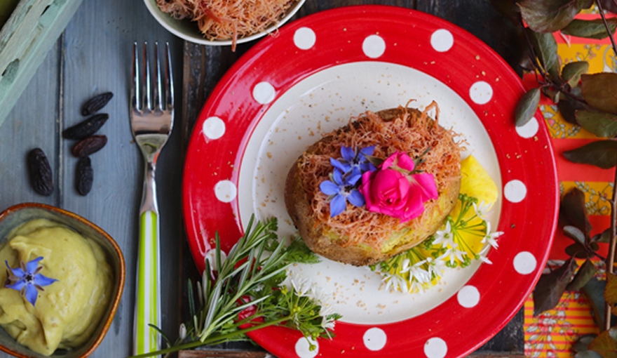 Jacket potato con asparagi e insalata di carne