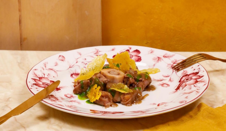 Ossobuco di vitello rivisitato con chips di riso allo zafferano