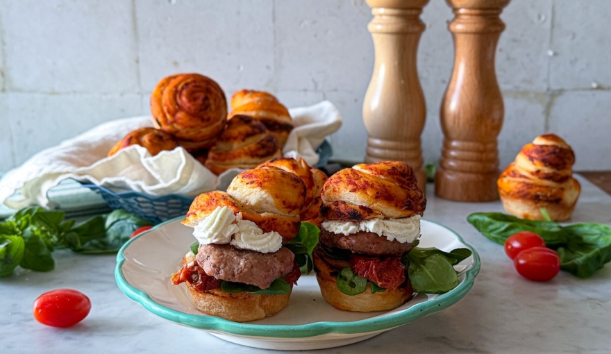 Panini al pomodoro e origano con mini burger di vitello