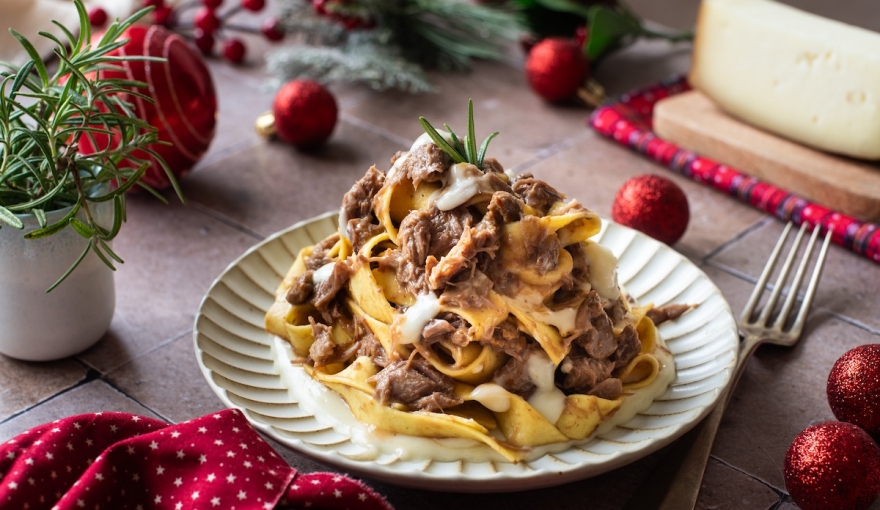 Pappardelle alla guancia di vitello brasata al Barolo su fonduta di Pecorino