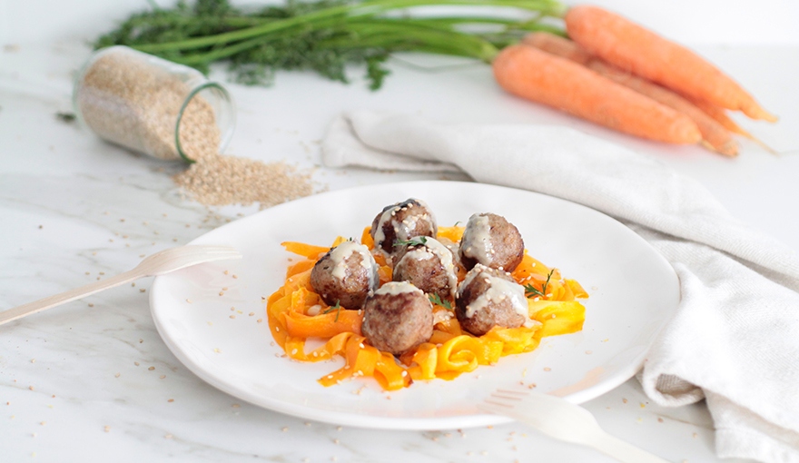 Polpette di vitello con carote glassate e salsa al sesamo