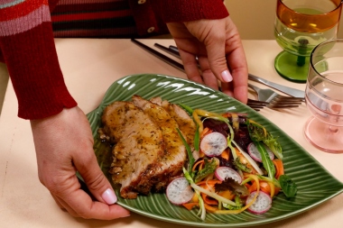 Arrosto di vitello con insalata di carote, ravanelli, puntarelle