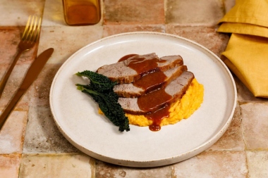 Brasato al barolo con purè di zucca e cavolo nero