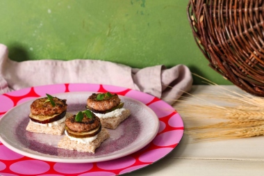 Crostini con mini hamburger di vitello e fichi