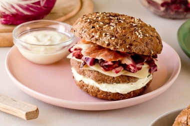 Hamburger di vitello con radicchio marinato, Asiago DOP e speck croccante