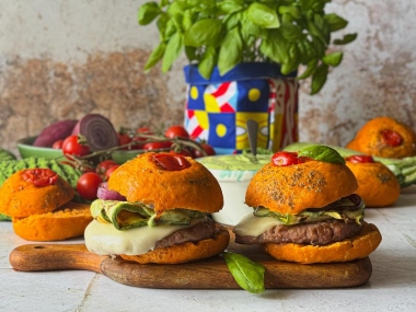 Panino al pomodoro con hamburger di vitello, zucchine e scamorza