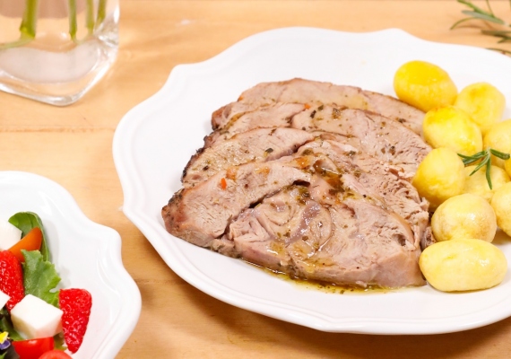 Arrosto di vitello con patate al forno e insalata di fragole