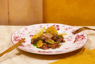 Ossobuco di vitello rivisitato con chips di riso allo zafferano